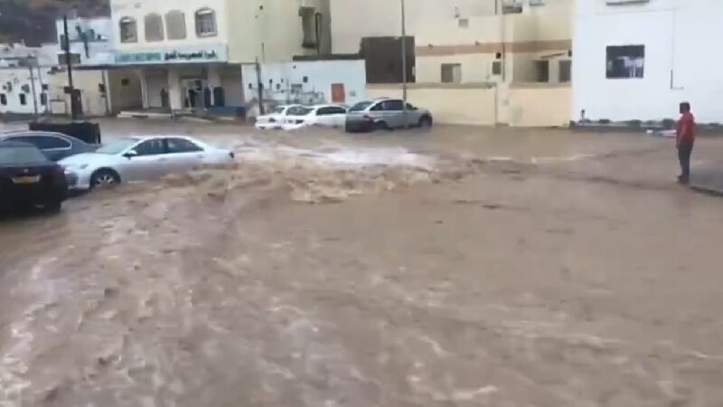 “الأرصادالعمانية”..وشرطة عمان السلطانية تحذر من قطع الطريق