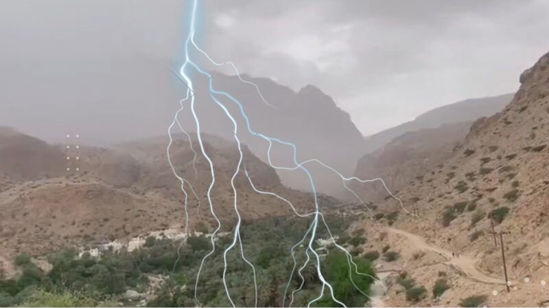شاهد.. الامطار على وادي بني جابر بولاية صور