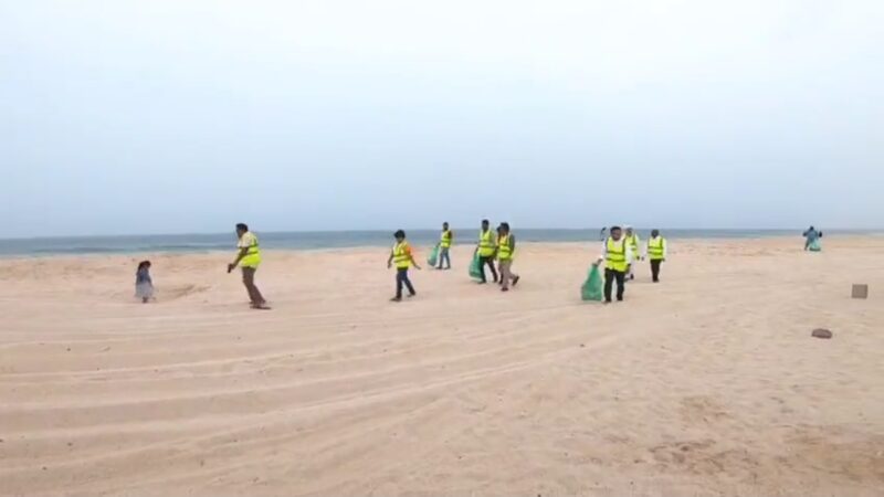 شاهد بالفيديو.. بلدية جنوب الشرقية تقوم تنظيف شواطئ