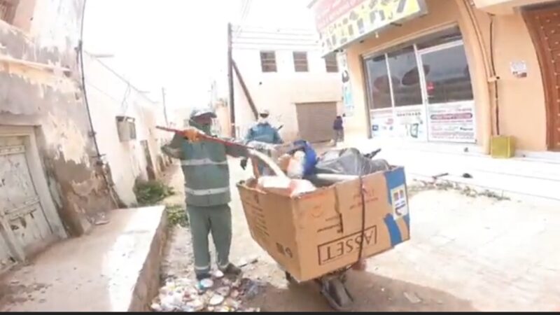 شاهد بالفيديو..تنظيف الاحياء السكنية بولاية صور التي تقوم بها بلدية جنوب الشرقية