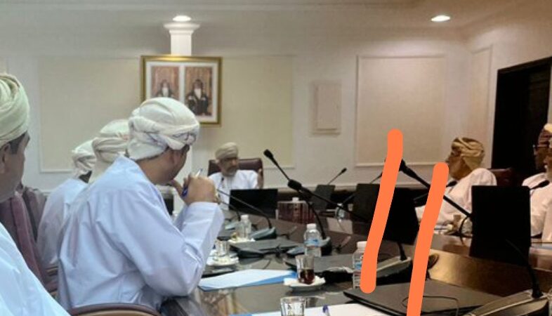 الاجتماع في مكتب محافظ جنوب الشرقية و سعادة الشيخ صقر الشكيلي والي واعضاء المجلس البلدي بصور