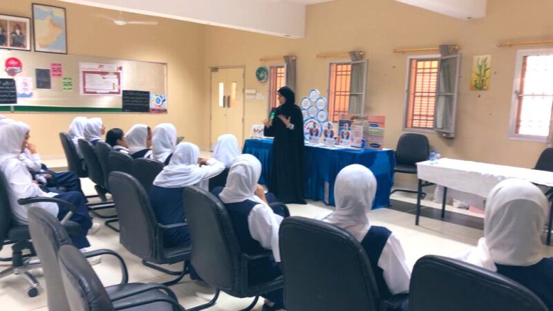 مركز صور لعلاج السكري ينظم فعاليات بعنوان “مطبخ بيتي الصحي بمدرسة لبابة بنت الحارث