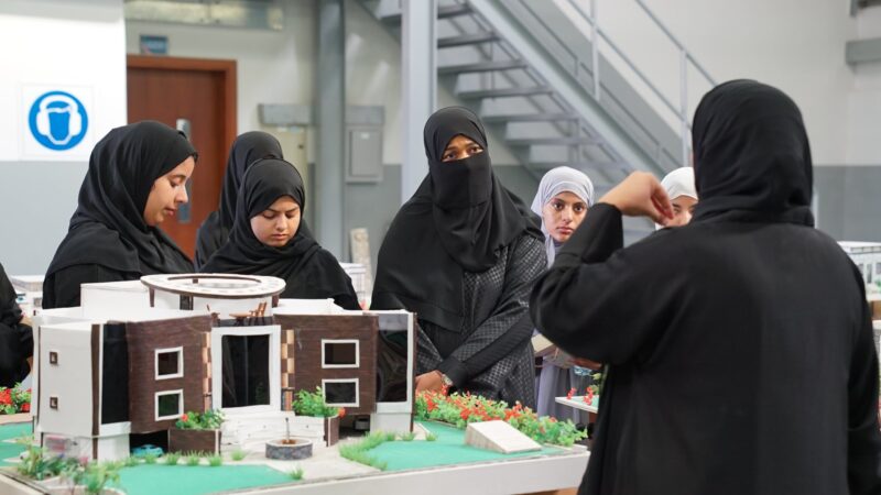 الكلية المهنية بصور تستقبل مدرسة بحر عمان للتعليم الأساسي