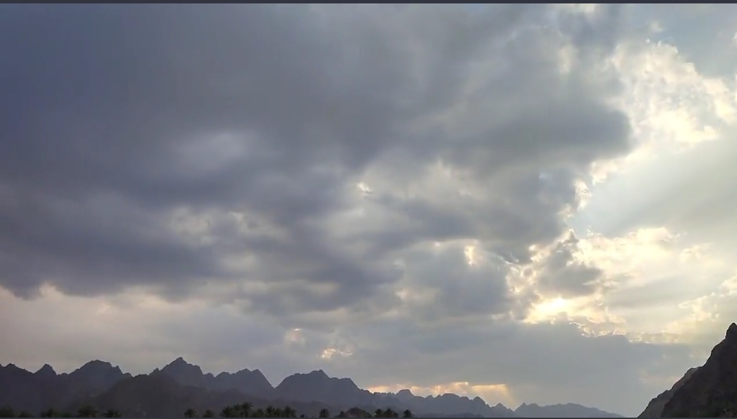 الارصاد العمانية.. تأثر أجواء سلطنة عُمان بأخدود من منخفض جوي بدءًا من بعد غدٍ الأحد