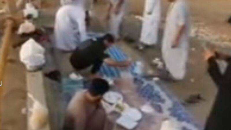 بالفيديو شاهد شباب يجهزون الفطور في قلعة البطح بولاية صور استعداداً للاذان