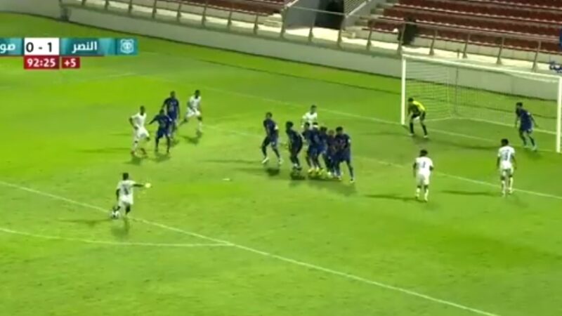 غضب لاعبين “العميد الصوراري” من قرارات الحكم في مباراة نادي النصر  بدوري عمانتل هذا الفيديو يوضح الحقيقة